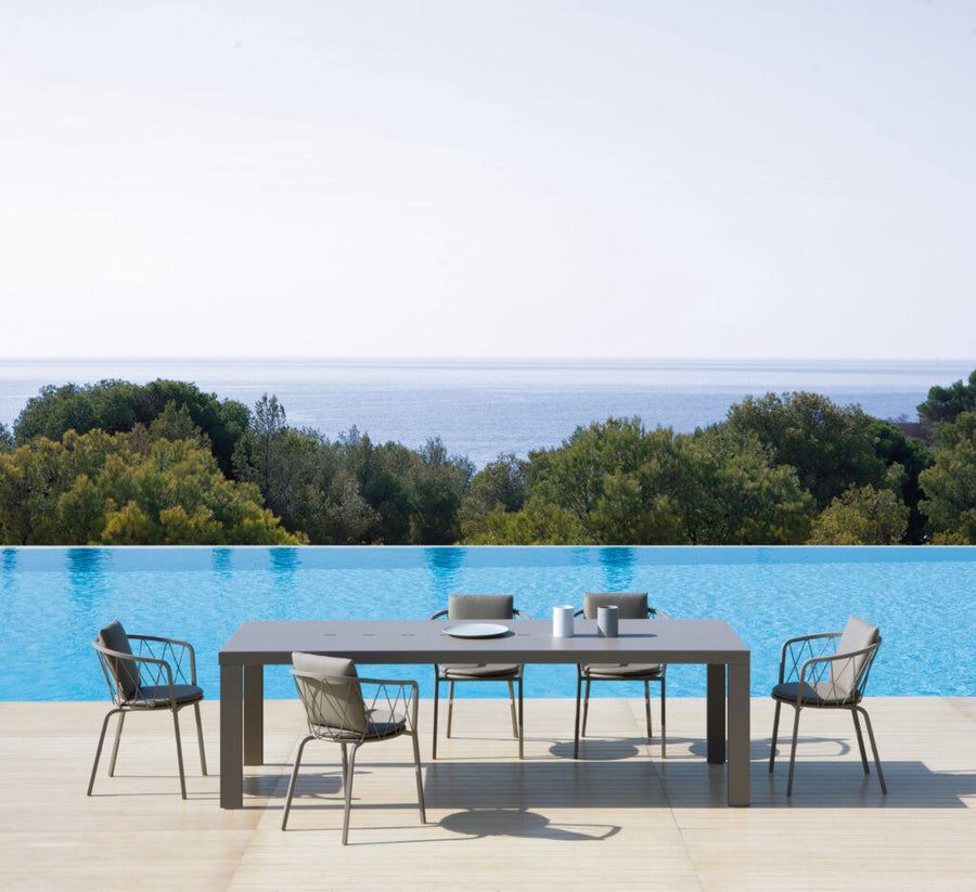 Shuffle - Extendable Outdoor Dining Table
