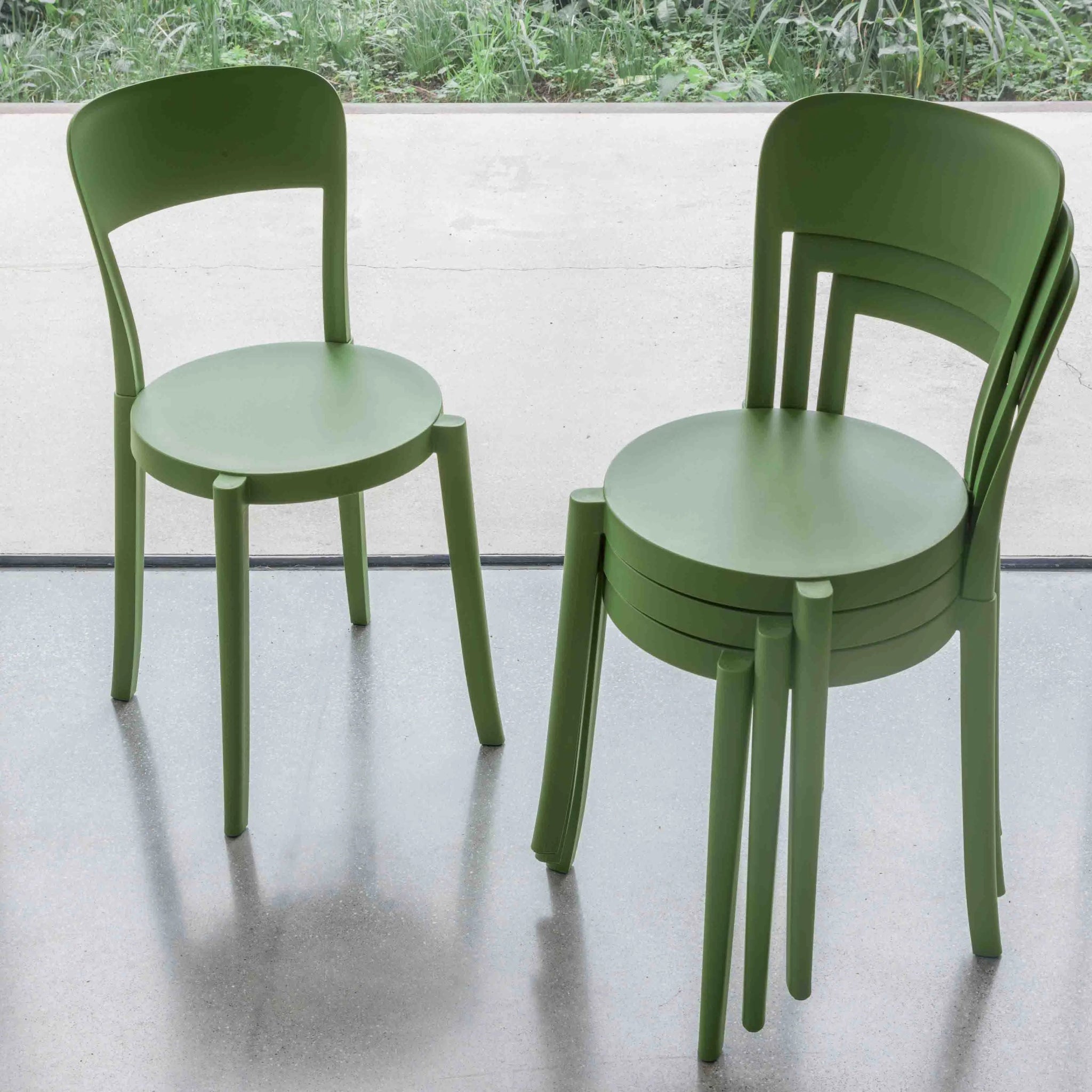 Cabaret Stackable indoor/outdoor chairs – Spaceman