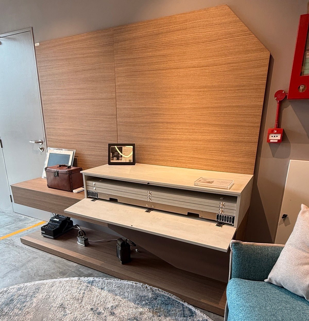Dining table - EX - DISPLAY 25% OFF - Wall - Mounted TV Console with Secret Pull - Out Table - Spaceman