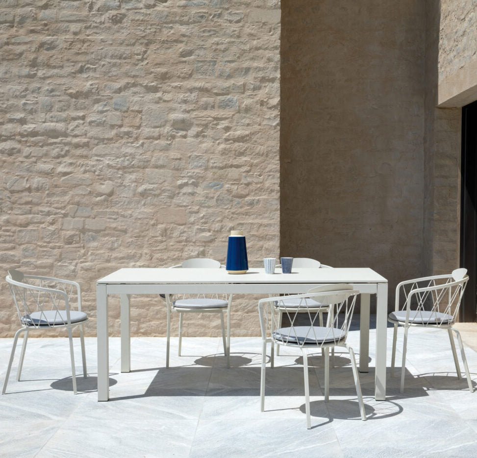 Hefty Extendable Dining Table for Outdoor Living – Spaceman