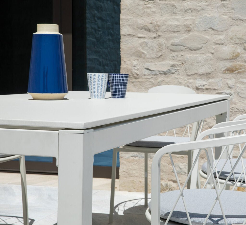 Hefty Extendable Dining Table for Outdoor Living – Spaceman